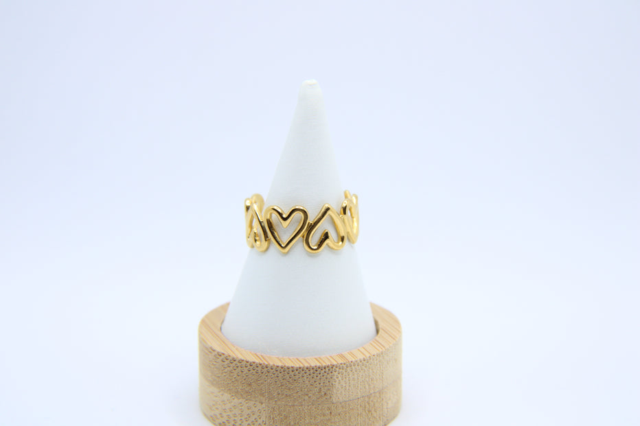 Une Bague Au Motif De Cœur Simple